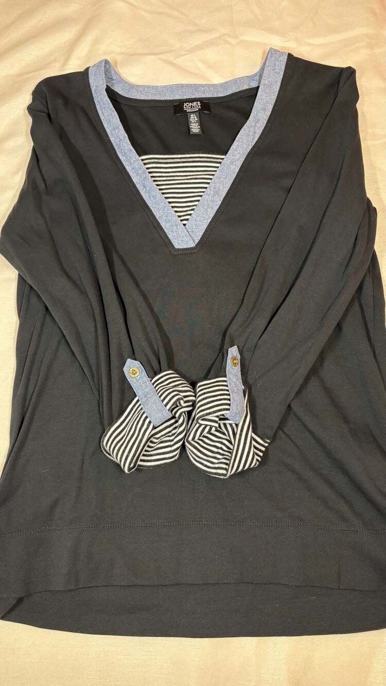 Jones New York Signature V-Neck Top Size L Black Striped Cuff